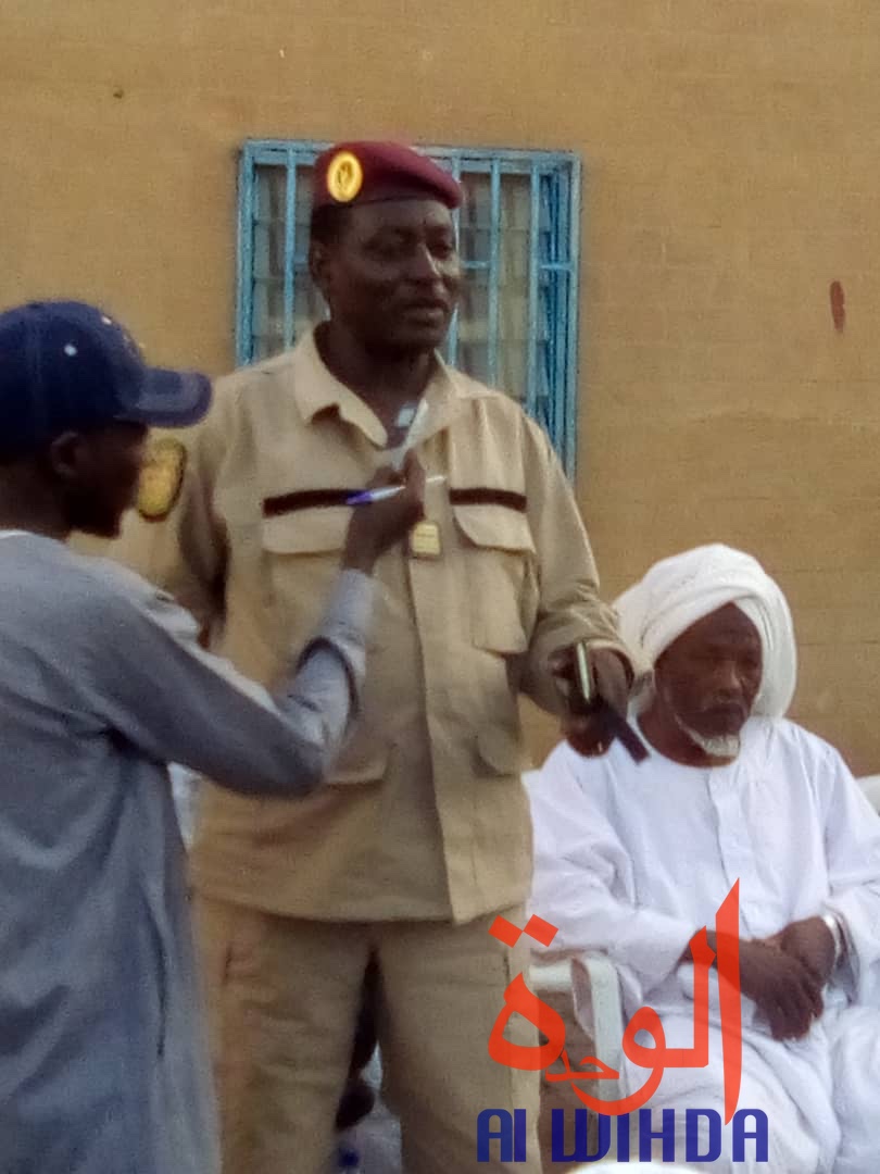 Tchad : au Ouaddaï, les civils convaincus peu à peu par le bienfondé du désarmement. © Alwihda Info Tchad : au Ouaddaï, les civils convaincus peu à peu par le bienfondé du désarmement. © Alwihda Info