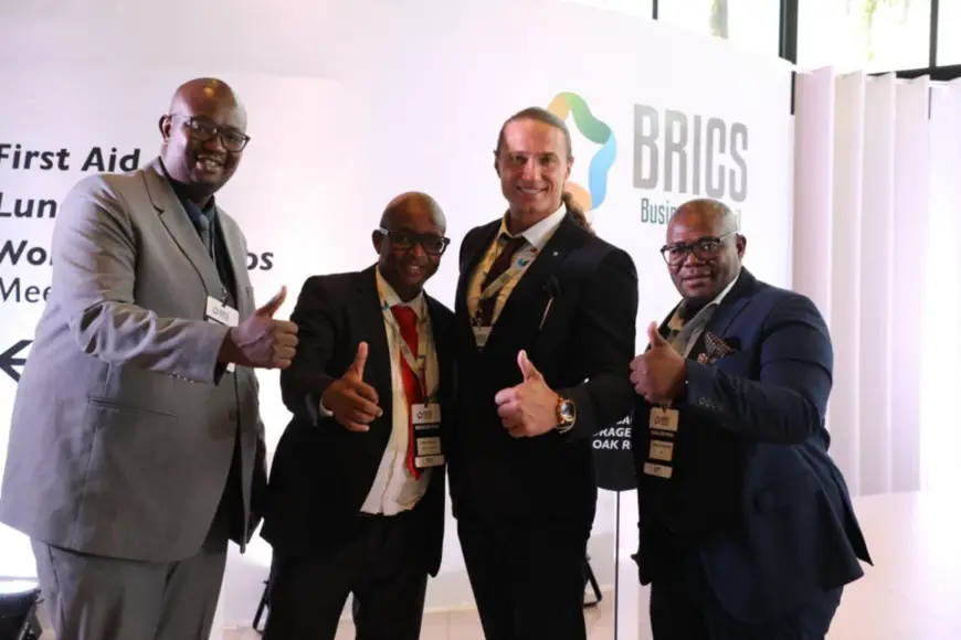 Ahead of the plenary meeting of the BRICS Business Council, entrepreneurs from South Africa and Russia pose for a picture after having cordial exchanges. (Photo by Zhao Yipu from People's Daily)