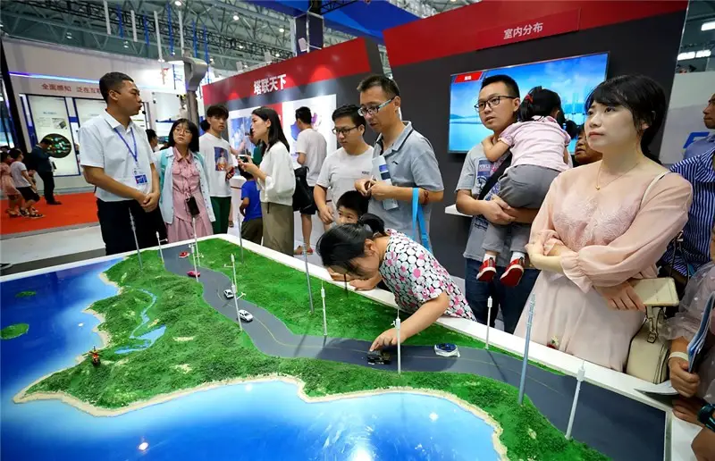 Staff from China Railway Construction Corporation Limited(CRCC) introduced the 5G unmanned road construction to the audience. (Photo by Xu Qingyou People’s Daily Online)