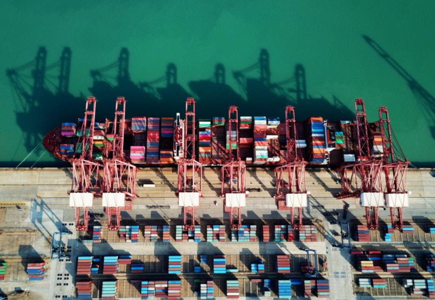 A vessel unloads containers at a terminal in Lianyungang, eastern China’s Jiangsu province, Nov. 8, 2019. (Photo by Geng Yuhe from People's Daily)