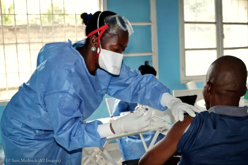 En République démocratique du Congo, un travailleur humanitaire se fait vacciner contre Ebola en mai 2018. La société pharmaceutique américaine Merck a obtenu la première autorisation de mettre sur le marché un vaccin contre ce virus. (© Sam Mednick/AP Images)