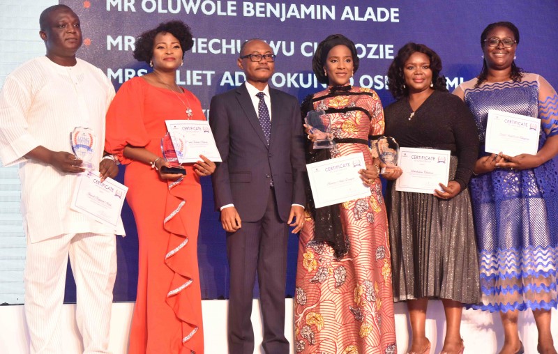 Olakunle Alake (3ème à gauche), directeur général du groupe Dangote Industries Limited, pose avec les lauréats du Long Service Award décerné à Dangote Industries Limited pendant 10 ans; Oluwole Benjamin Alade (à gauche); Olayinka Bolanle Akinola (2e à gauche); Directeur exécutif du groupe, Opérations commerciales du groupe, Dangote Industries Limited, Halima Dangote (3ème à droite); Uchechukwu Chielozie (2e à droite) et Juliet Oshagbemi, responsable de l'apprentissage et du développement de groupes à l'Académie Dangote, de Dangote Industries Limited, lors de la cérémonie du 2019 Long Service Award qui s'est tenue à Lagos le mercredi 27 novembre 2019. © Dangote Group