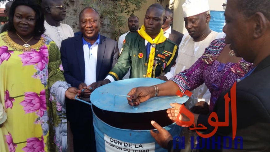 Tchad : l'Église adventiste offre du matériel à la Mairie de N'Djamena pour la salubrité. © Alwihda Info/A.C.H. Tchad : l'Église adventiste offre du matériel à la Mairie de N'Djamena pour la salubrité. © Alwihda Info/A.C.H.