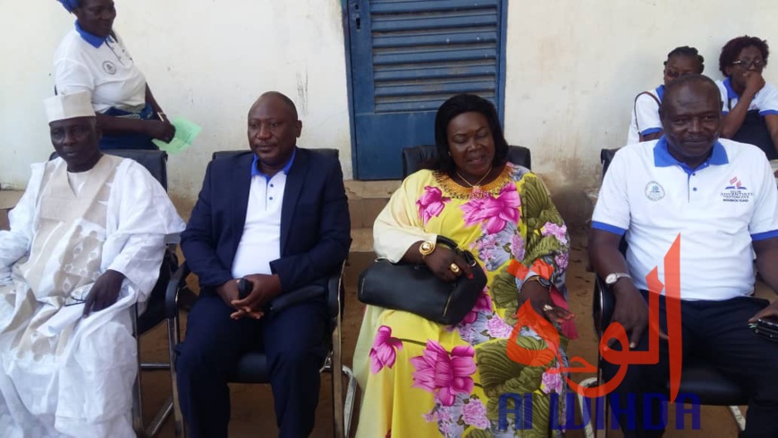Tchad : l'Église adventiste offre du matériel à la Mairie de N'Djamena pour la salubrité. © Alwihda Info/A.C.H. Tchad : l'Église adventiste offre du matériel à la Mairie de N'Djamena pour la salubrité. © Alwihda Info/A.C.H.