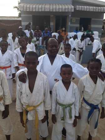 Me Akam Amuan entouré  des jeunes karatékas de son club. Me Akam Amuan entouré  des jeunes karatékas de son club.