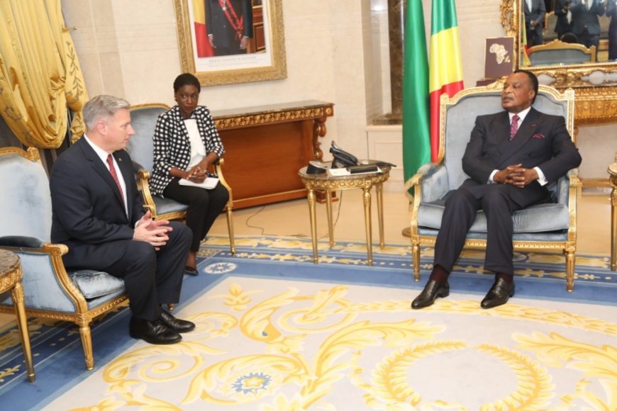 Denis Sassou N'Guesso et John Cotton Richmond. Denis Sassou N'Guesso et John Cotton Richmond.