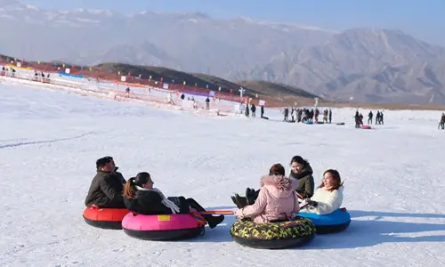Visitors enjoy sledding on Tuesday at the Baicheng hot spring skiing venue in Baicheng County, Aksu in Northwest China’s Xinjiang Uyghur Autonomous Region. (Photo by Shan Jie from Global Times)