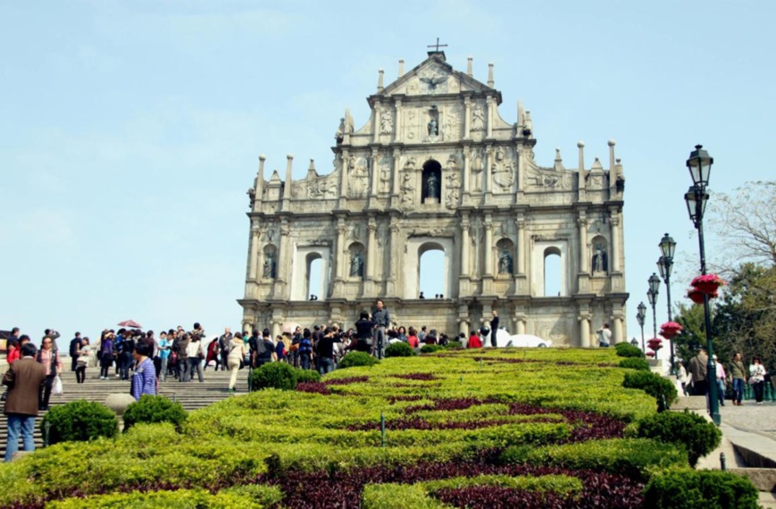 Tourists go sightseeing at the Ruins of St. Paul's, a world cultural heritage site in Macao. (Photo by Zhou Songlin)