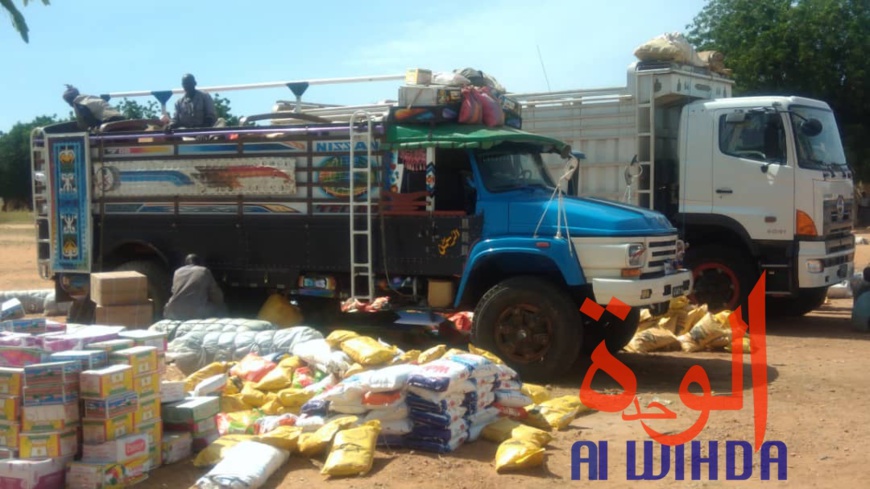 Des camions de marchandises en chargement à l'Est du Tchad avant un départ vers le Soudan voisin. © Alwihda Info Des camions de marchandises en chargement à l'Est du Tchad avant un départ vers le Soudan voisin. © Alwihda Info