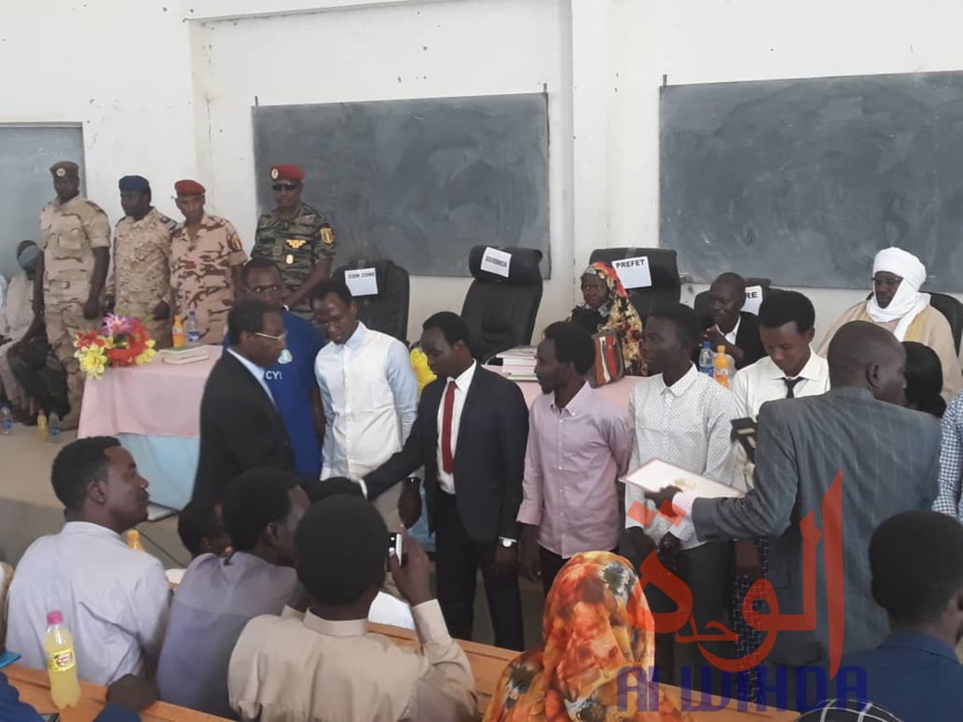 Tchad : un don de livres à l'Université Adam Barka d'Abéché. © Alwihda Info Tchad : un don de livres à l'Université Adam Barka d'Abéché. © Alwihda Info