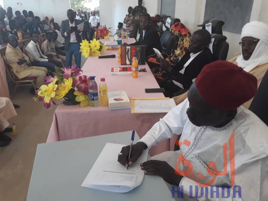 Tchad : un don de livres à l'Université Adam Barka d'Abéché. © Alwihda Info Tchad : un don de livres à l'Université Adam Barka d'Abéché. © Alwihda Info