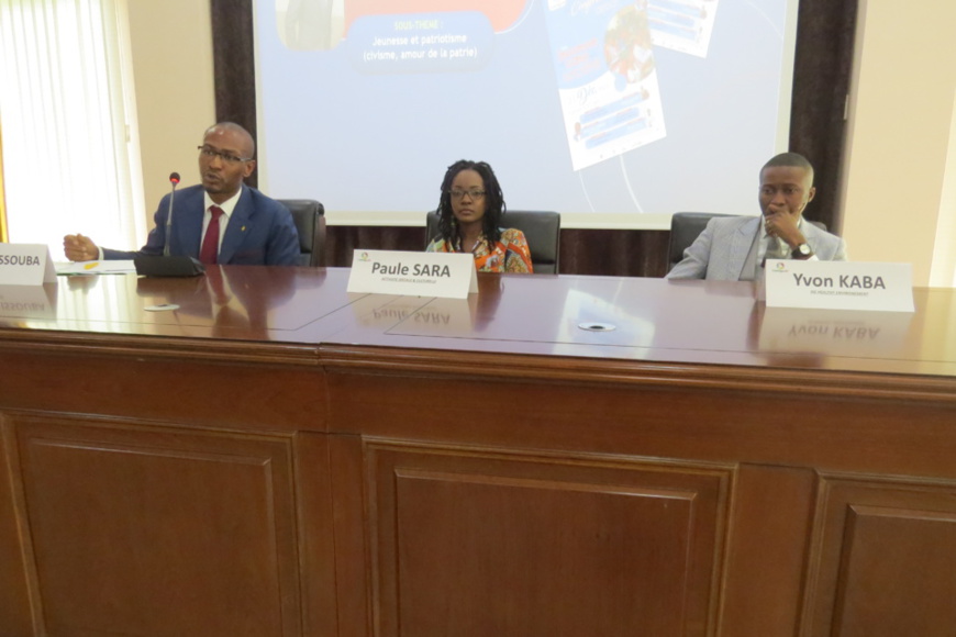 Les conférenciers exposant, à tour de rôle. Les conférenciers exposant, à tour de rôle.