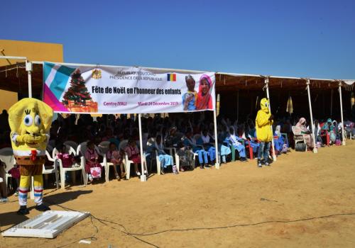 Tchad : pour Noël, Hinda Déby offre des cadeaux à 1500 enfants. © PR