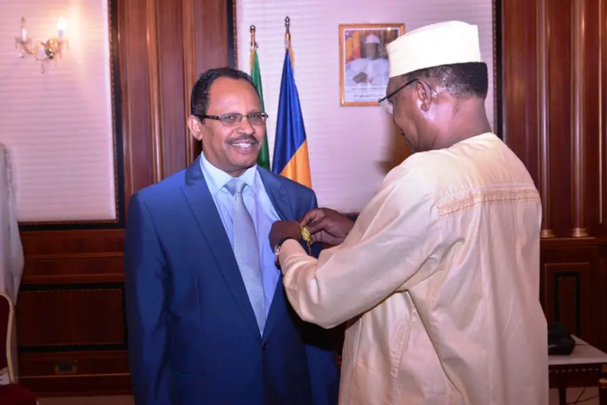 Tchad : l’ambassadeur du Soudan décoré. © PR