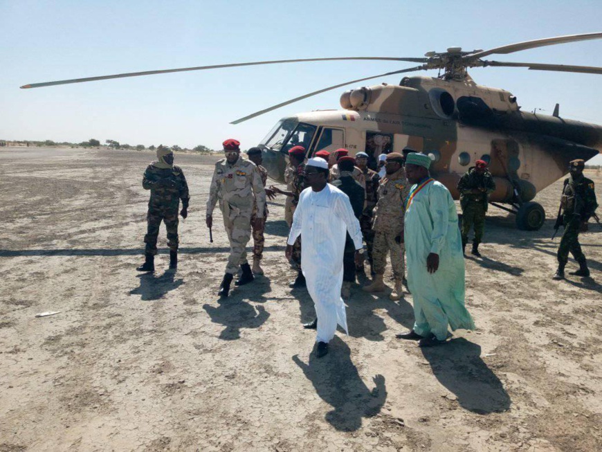 Le ministre en charge de la défense, Mahamat Abali Salah, accueilli jeudi 26 décembre 2019 à Bagasola par le gouverneur de la province du Lac, Adam Nouky Charfadine. © © DR/MinDef