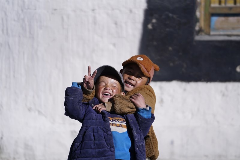 The picture shows the children in the small town Gangga at the foot of Mount Everest playing. (Photo by Xu Yuyao from People’s Daily)