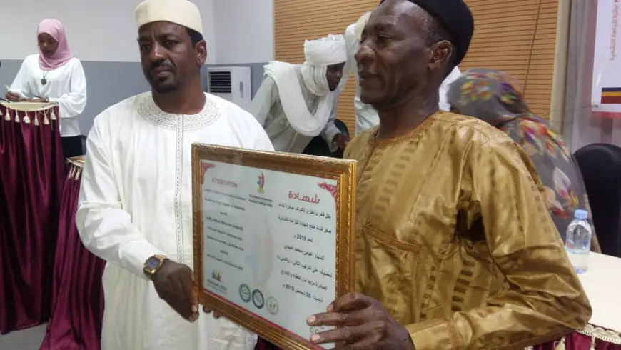 Le prix tchadien de l'honnêteté attribué à Mahamat Nour Ibedou. © Alwihda Info