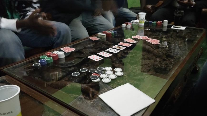 Légende : Pour l’instant, le poker ne peut se jouer qu’entre amis