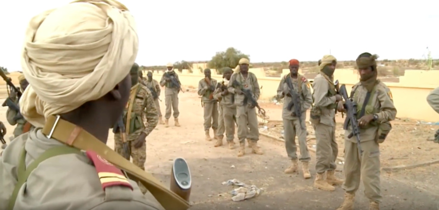 Des soldats tchadiens en opération au Mali, lors d'une mission de surveillance à l'extérieur de l'aéroport de Gao, 30 avril 2013. © Opération Serval - armée FR. Des soldats tchadiens en opération au Mali, lors d'une mission de surveillance à l'extérieur de l'aéroport de Gao, 30 avril 2013. © Opération Serval - armée FR.