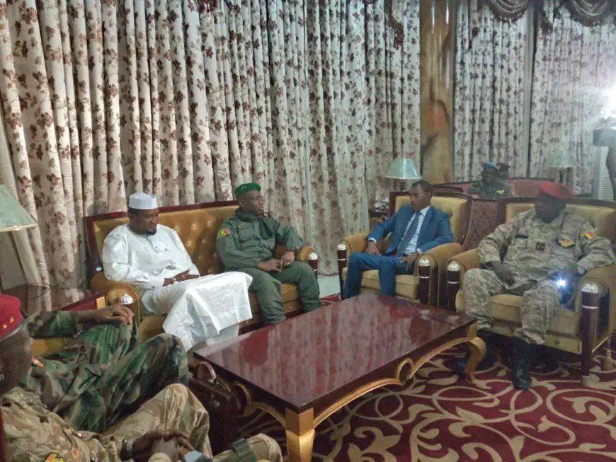 Le général Mahamat Abali Salah a été accueilli lundi 30 décembre 2019 à l'aéroport par son homologue malien. © DR/Min. Déf.