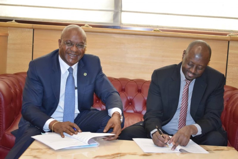 Signature de l Accord de DON Resp Pays COCM et Gouverneu BEAC. © Afdb