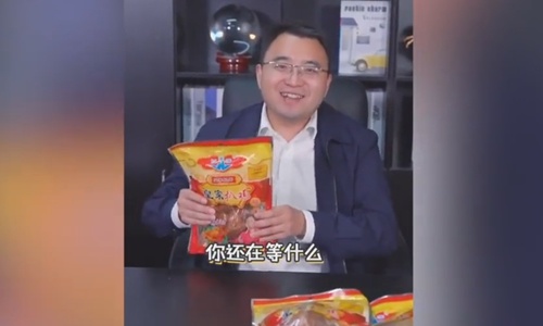 Wang Shuai, a vice leader of Shanghe county in Jinan, East China’s Shandong Province gains 220,000 followers after his fast-taking pitch that helped a local company sell more than 6,000 chickens online. Screenshot from Pear Video Wang Shuai, a vice leader of Shanghe county in Jinan, East China’s Shandong Province gains 220,000 followers after his fast-taking pitch that helped a local company sell more than 6,000 chickens online. Screenshot from Pear Video