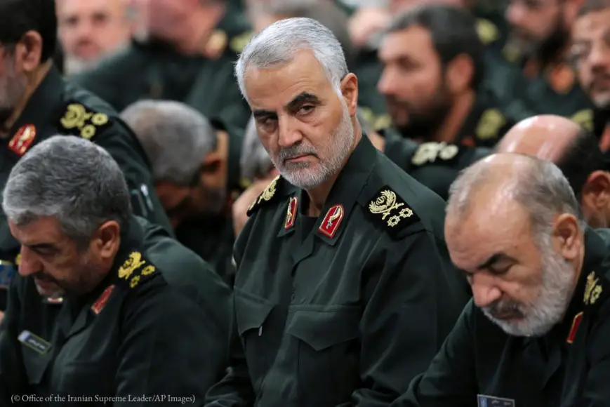 Le général Qassem Soleimani (au centre), le chef de la force d’élite Al-Qods de l’Iran, assiste à une réunion le 18 septembre 2016 à Téhéran. (© Office of the Iranian Supreme Leader/AP Images)