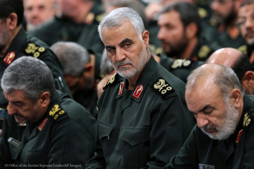 Le général Qassem Soleimani (au centre), le chef de la force d’élite Al-Qods de l’Iran, assiste à une réunion le 18 septembre 2016 à Téhéran. (© Office of the Iranian Supreme Leader/AP Images) Le général Qassem Soleimani (au centre), le chef de la force d’élite Al-Qods de l’Iran, assiste à une réunion le 18 septembre 2016 à Téhéran. (© Office of the Iranian Supreme Leader/AP Images)