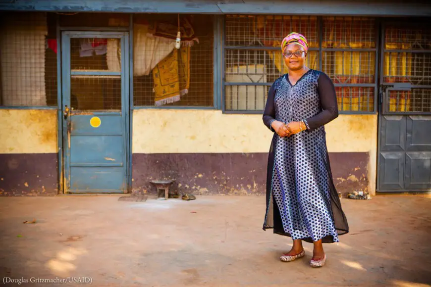 L’entrepreneure Rita Dampson aide les Ghanéennes des zones rurales à transformer les noix de karité en beurre pour ensuite l’exporter. (Douglas Gritzmacher/USAID)