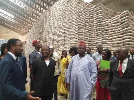 Le ministre du Commerce  (au centre), récemment  dans un magasin de stockage à Douala.