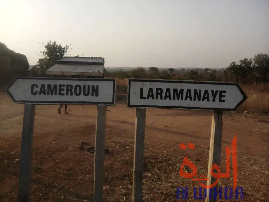 Au Sud du Tchad, des panneaux indiquent les directions du Cameroun et de Laramanaye. Crédits : Golmen Ali/Alwihda Info