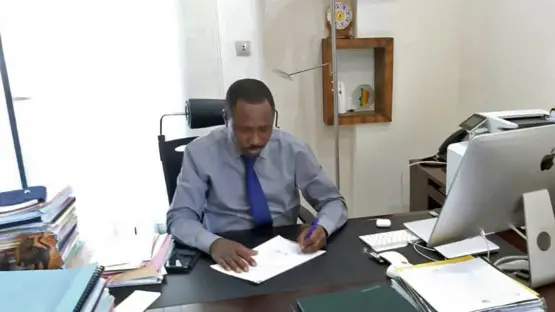Mahamat Hamid Koua, ministre du Pétrole, des Mines et de l'Énergie signant le cadre du programme de pays (CPF) du Tchad pour la période 2019-2023. (© Mbodou Alifei / Agence tchadienne de radioprotection et de sécurité nucléaire).