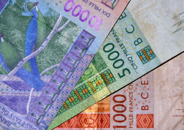 Des billets de banque de 1000, 5000 et 10000 francs CFA. © MTCURADO VIA GETTY IMAGES