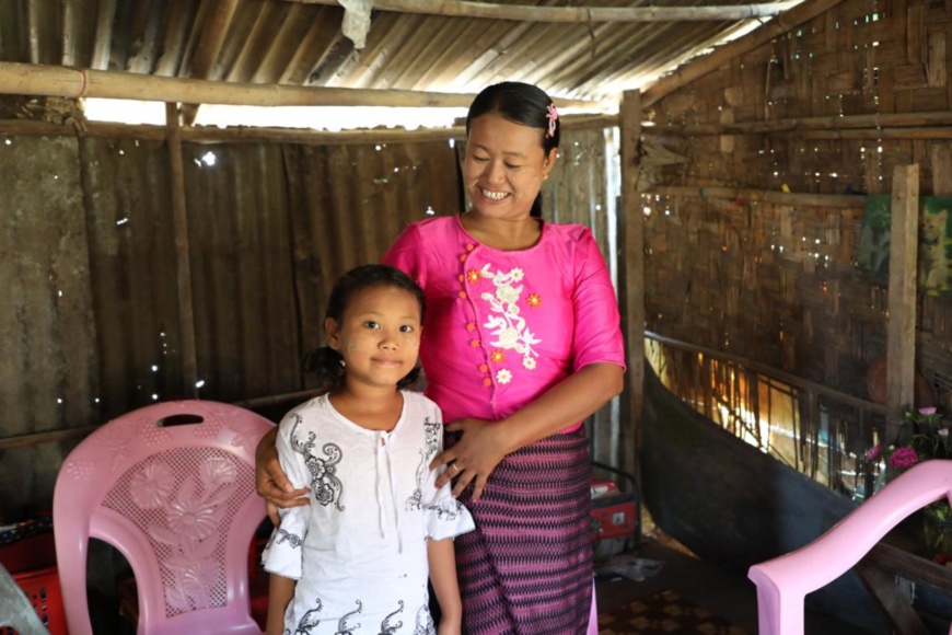 Thiri Ko and her mother Daw Thandar Moe. (Photo by Lin Rui/People’s Daily)