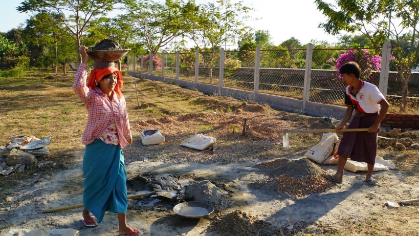 The pictures show Myanmar workers working in The Myanmar-China Friendship Forest near the park in front of Naypyidaw International Conference Center on January 12.（Photo by Ji Peijuan from People’s Daily）