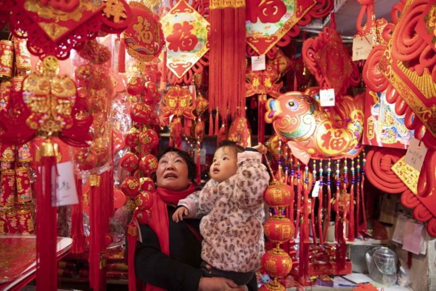 Citizens in Taizhou, east China's Jiangsu province, purchase traditional goods for the Spring Festival at a local market on January 5, 2020. (By Tang Dehong, People's Daily Online)