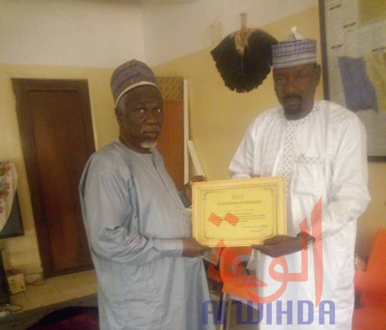 Tchad : à Ati, un acte de reconnaissance au gouverneur du Batha après le Festival Dary. © Hassan Djidda Hassan/Alwihda Info Tchad : à Ati, un acte de reconnaissance au gouverneur du Batha après le Festival Dary. © Hassan Djidda Hassan/Alwihda Info