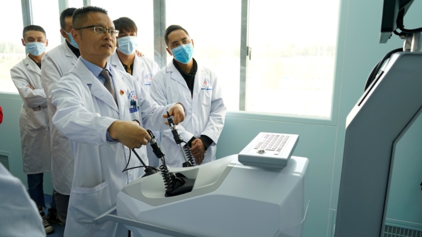 Guo Weigang, a doctor at Zhongshan Hospital, an affiliated hospital of Fudan University, performs a demonstration surgery at the Shigatse People’s Hospital. (Photo by Shen Shaotie/People’s Daily)