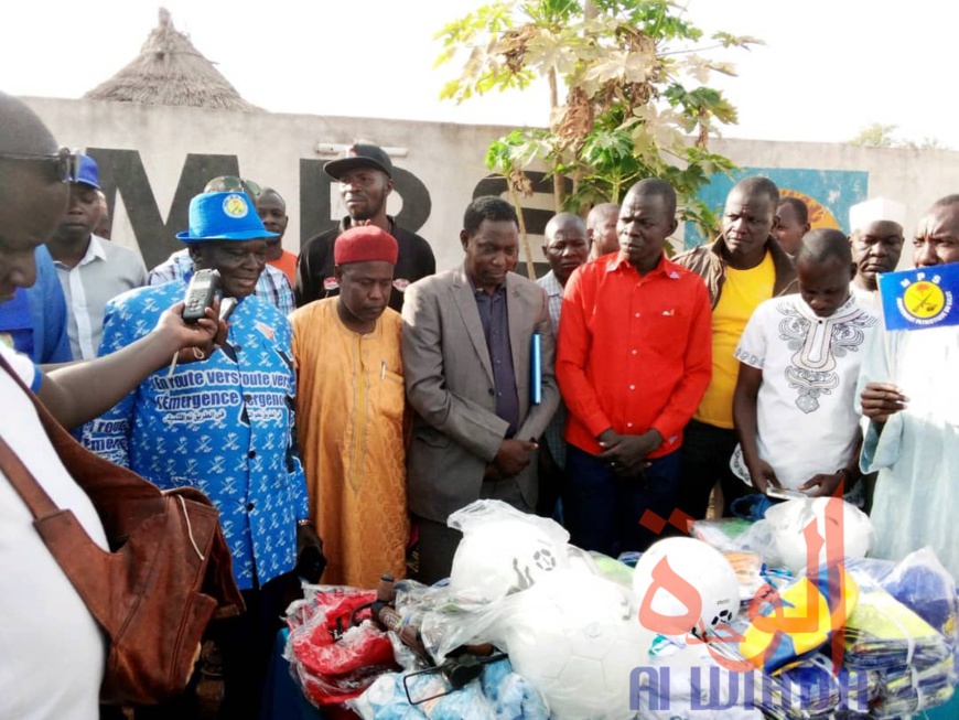Tchad : au Mayo Kebbi Ouest, le conseil provincial du MPS se renforce en matériel. © Foka Mapagne/Alwihda Info Tchad : au Mayo Kebbi Ouest, le conseil provincial du MPS se renforce en matériel. © Foka Mapagne/Alwihda Info