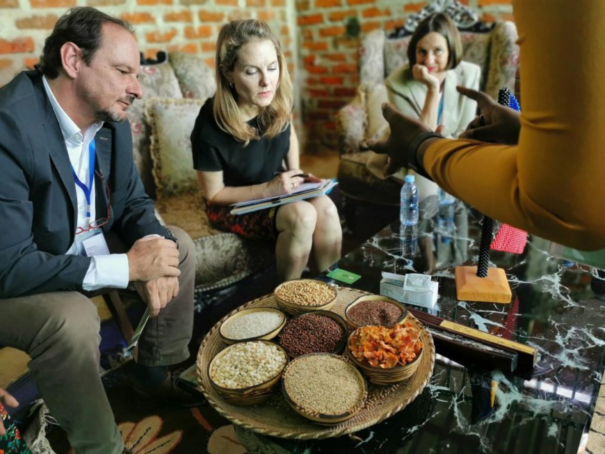 Tchad : la conseillère spéciale du PAM, la Princesse Sarah Zeid plaide en faveur de la nutrition. © : WFP/Maria Gallar – WFP/Noemi Renzetti – WFP/George Fominyen