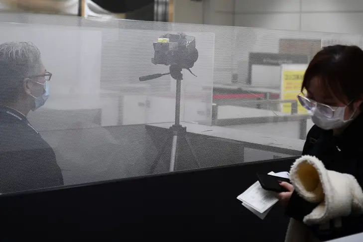 Une passagère d'un vol en provenance de Wuhan, en Chine, passe devant une caméra thermique à l'aéroport Narita de Tokyo, le 23 janvier 2020 au Japon. Illustration. © AFP