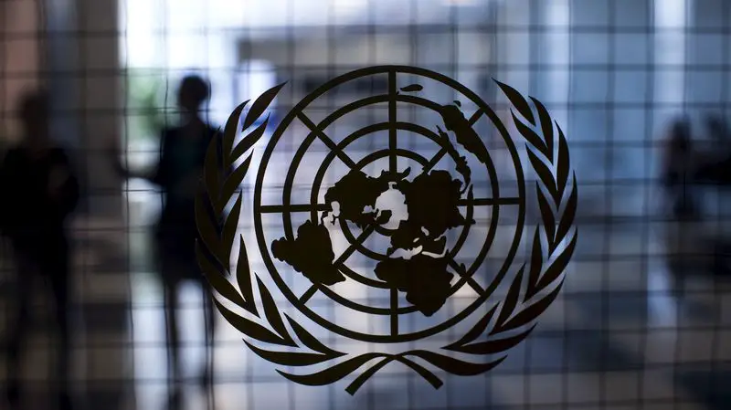 Le logo de l'ONU - blanc sur fond bleu - est une carte du monde entourée de rameaux d'olivier, symboles de paix. Par souci d'équité, la représentation du monde est équidistante et azimutale, centrée sur le pôle nord. [© Mike Segar - Reuters]