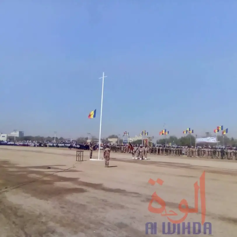 Tchad - fin d'état d'urgence : début de la cérémonie à Abéché avec la levée du drapeau. © Abba Issa/Alwihda Info