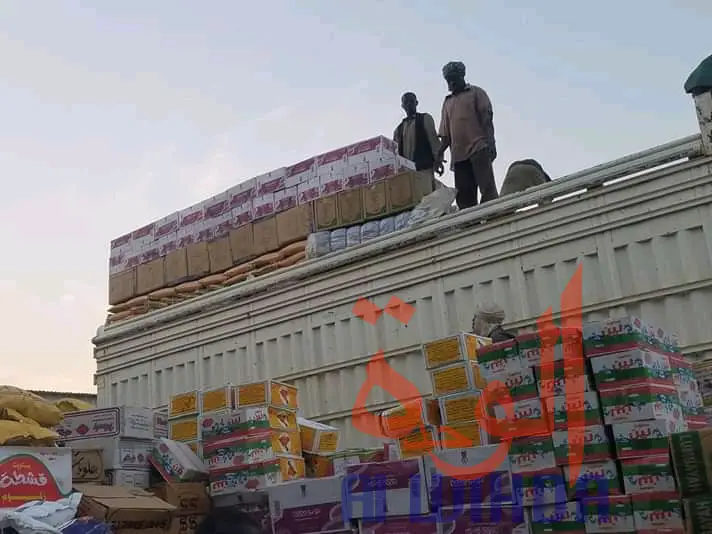 Des commerçants au dessus d'un conteneur à Kerfi, au Sila. © Mahamat Issa Gadaya/Alwihda Info