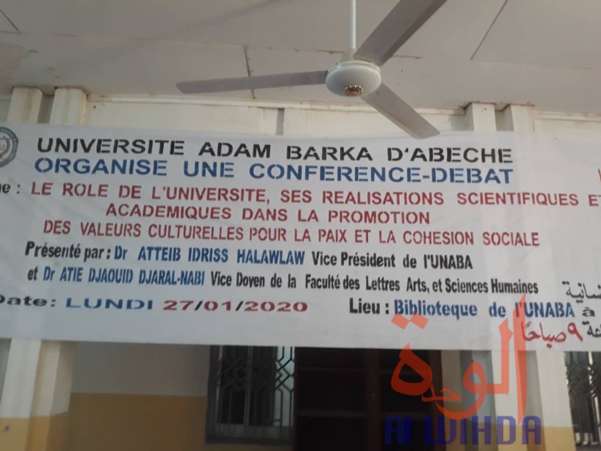 Tchad : des universitaires dénoncent le comportement des jeunes sur Internet. © Abba Issa/Alwihda Info Tchad : des universitaires dénoncent le comportement des jeunes sur Internet. © Abba Issa/Alwihda Info