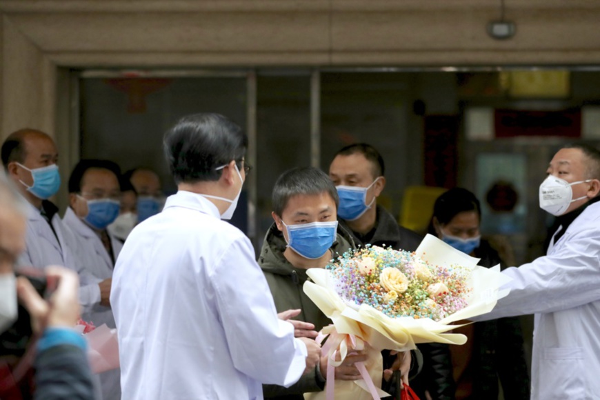 Three novel coronavirus-infected patients leave the First Affiliated Hospital of University of South China. After meticulous treatment and nursing, their nucleic acid reagent tests showed negative. They were allowed to leave the hospital upon the evaluation of experts. (Photo by Luo Meng, People’s Daily Online)