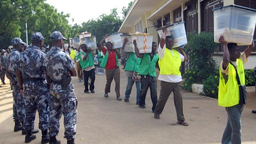 Des membres de la Céni transportant des urnes à Lomé (photo d'illustration). AFP PHOTO / EMILE KOUTON Des membres de la Céni transportant des urnes à Lomé (photo d'illustration). AFP PHOTO / EMILE KOUTON