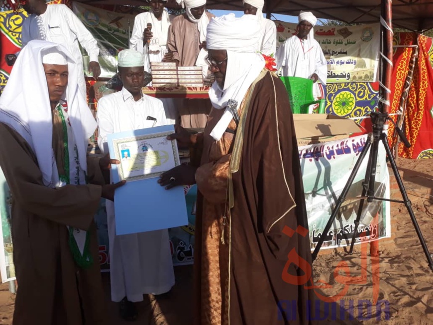 Tchad : mémorisation du Coran, la 1ère promotion du centre Khalid ibn al-Walid à l'honneur. © Alwihda Info Tchad : mémorisation du Coran, la 1ère promotion du centre Khalid ibn al-Walid à l'honneur. © Alwihda Info