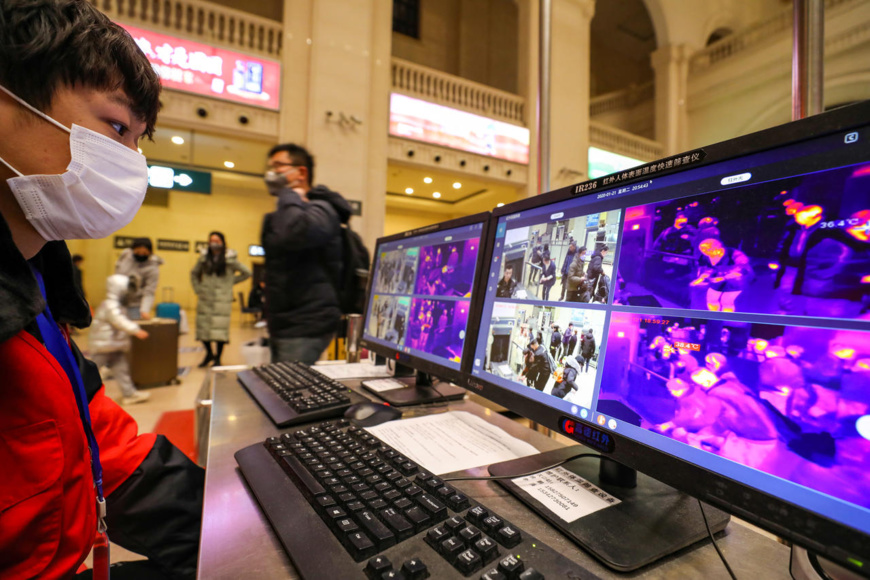 Des écrans de surveillance pour vérifier la température corporelle des voyageurs, à Wuhan, en Chine, le 21 janvier 2020. © Photo reprise via Reuters