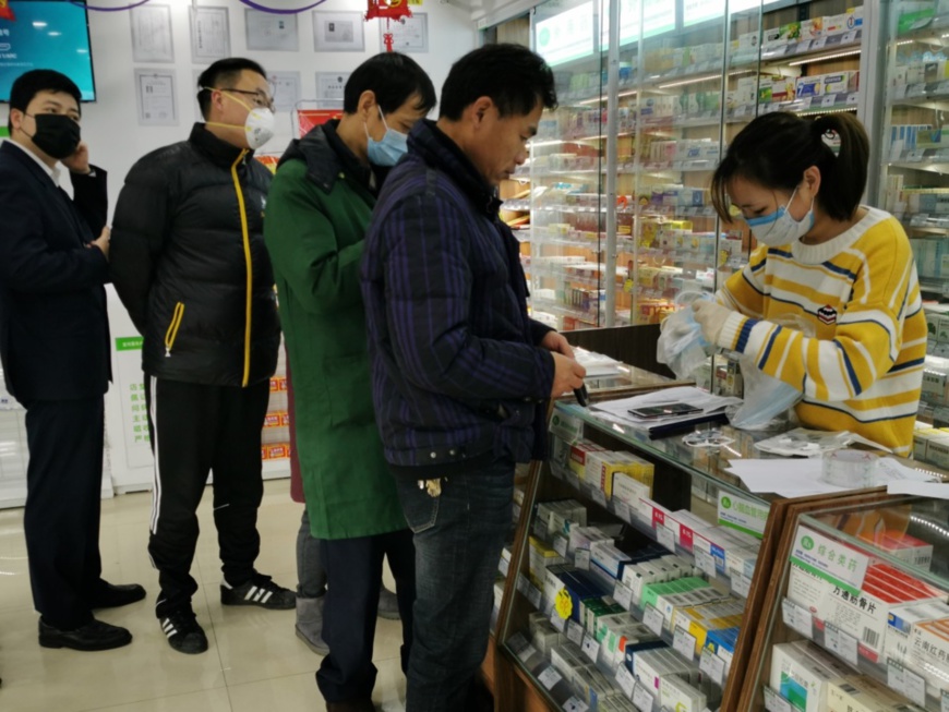 On January 27, 2020, in Shanghai, citizens lined up to buy masks in a pharmacy in Pudong New Area. (Photo by Wang Gang from People’s Daily Online)